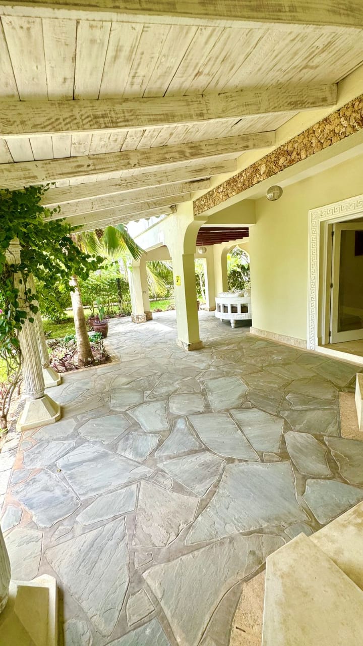 Entrance to Villa Juliana in Paparemo Village